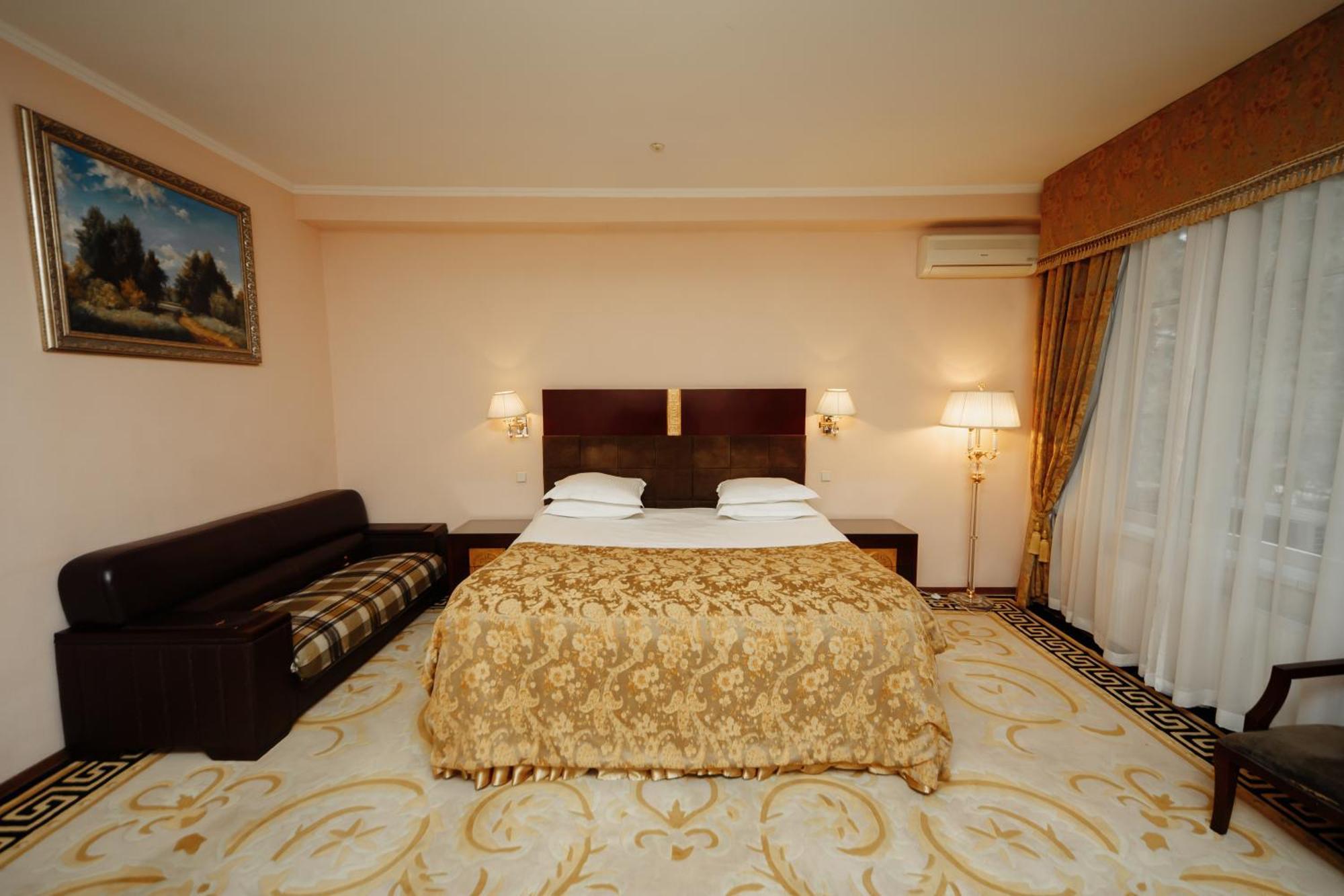 Hotel Royal Park Chisinau Exterior photo