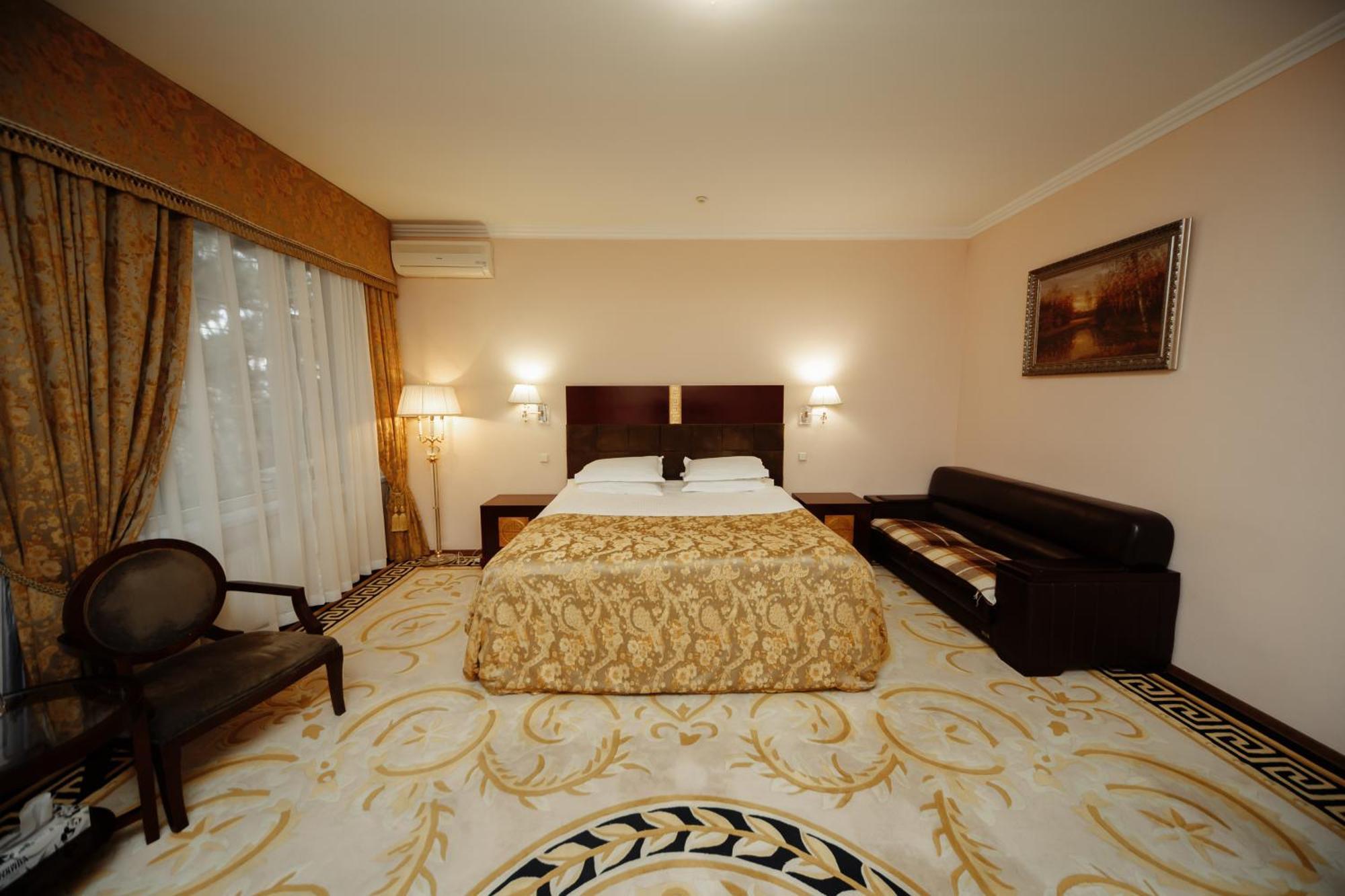 Hotel Royal Park Chisinau Exterior photo